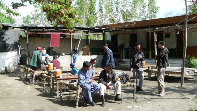 Pause tchai (thé) dans un daba pendant le trajet en bus; lors des longs trajets on s'arrete aussi pour les prieres