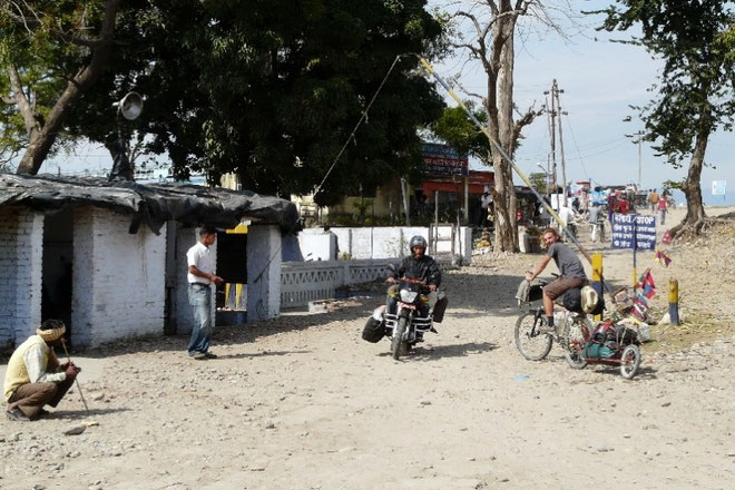 Passage de la frontiere : apres pres de 3 mois au Nepal, nous partons maintenant a la decouverte de l'Inde..