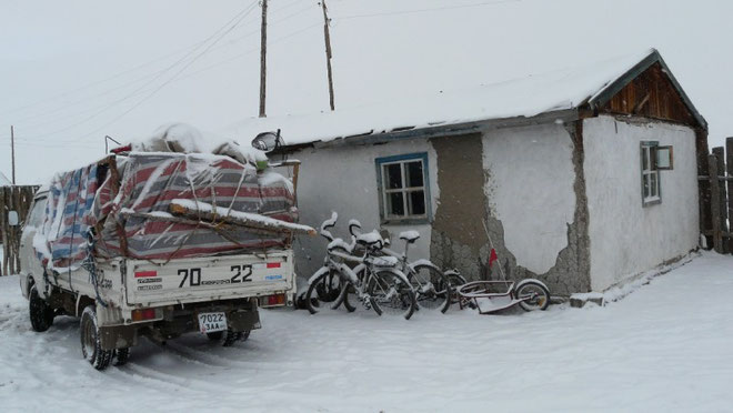 Notre relais routier (une piece avec une table et des paillasses, mais surtout un poele!). On veut pas faire les petits bras mais le depart s'annonce dur aujourd'hui