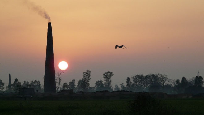 Meme si les coins sont plus difficile a trouver, il est tout de meme possible de camper en Inde. Ici, coucher de soleil, non loin dune briqueterie