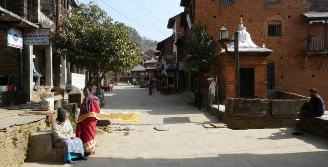 La grande rue de bandipur, et ses maisons Newar (toits d'ardoises et fenetres de bois sculptees)