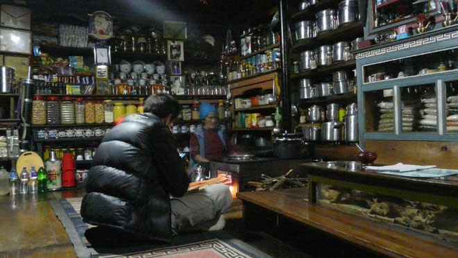Chez l'habitant, a Samarthang. Le poele trone toujours au milieu, entoure de la nombreuse vaisselle