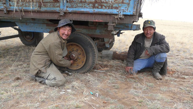 Operation reparation crevaison avec  deux sympathiques agriculteurs