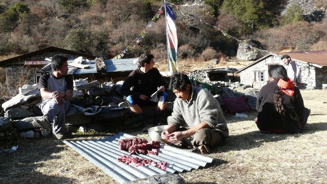 Chez Dindu. Dans cette haute vallee bouddhiste, on ne tue pas les animaux, pour manger de la viande, on l'achete aux hindous qui vivent plus bas.