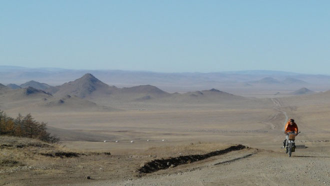 Arrivee au col avant Tosontsengel, dans une zone surpeuplee (il y a  plus de 3 yourtes a l'horizon)