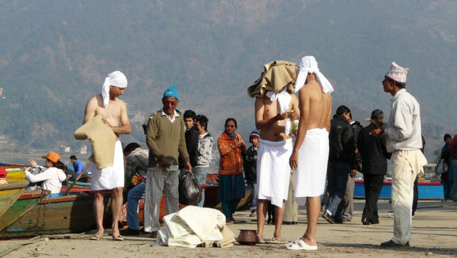 Hindous se preparant pour une baignade de purification dans le lac Phewa