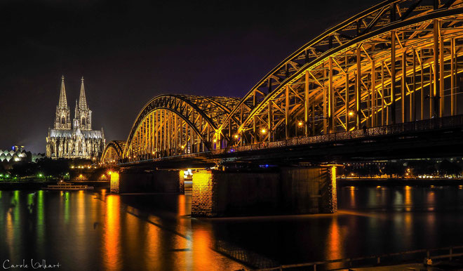 Der Kölner Dom und die Hohenzollernbrücke am Rhein