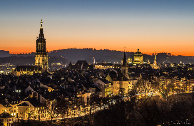 links vom Münsterturm ist der hellleuchtende Mars zu sehen