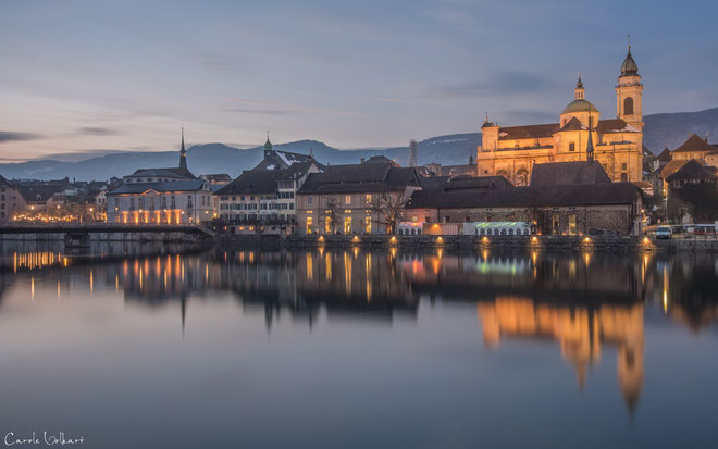 Abenddämmerung, rechts im Bild die beleuchtete St. Ursen Kathedrale