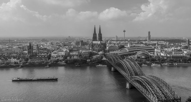 Aussicht von der ca. 100 Meter hohen Panorama Plattform Köln Triangle auf den Rhein mit Hohenzollernbrücke und Dom am Ende der Brücke