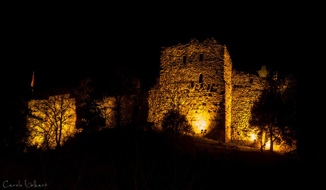 Burgruine nachts von unten betrachtet