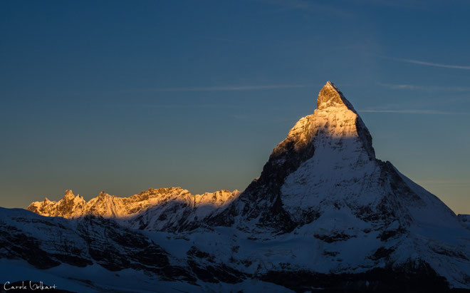 nochmals 20 Minuten später dann die ersten Sonnenstrahlen, die das Matterhorn und die umliegenden Bergketten anleuchteten