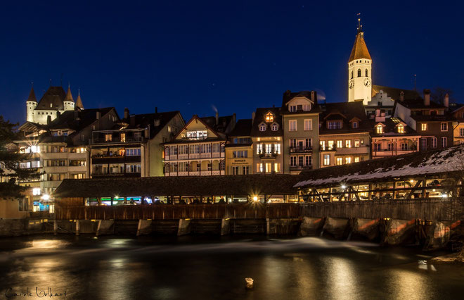im Hintergrund links das Schloss Thun und rechts die Stadtkirche Thun