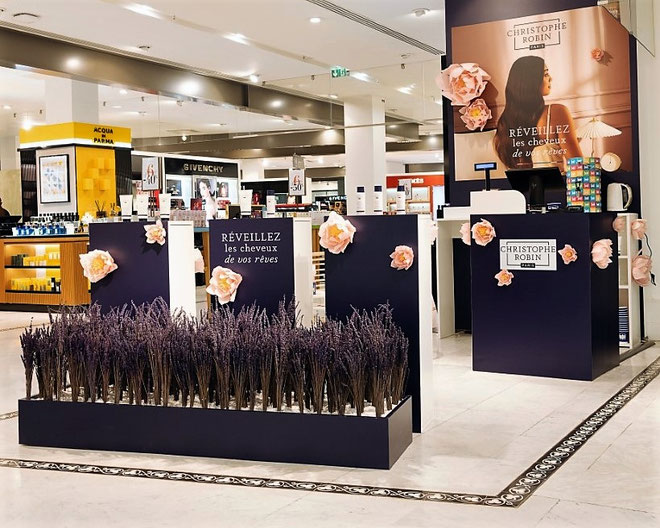 Création de fleurs géantes, décoration vitrine, art papier Paris, Atelier Maria Salvador