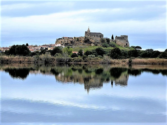 Calme plat sur l'étang de l'Estomac. Reflet du site médiéval de l'Hauture