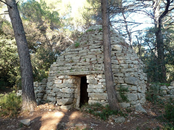 Une des deux bories de la "Plaine de Richard"