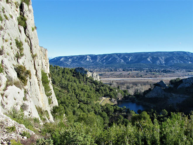 La Vallée Heureuse et son petit lac de carrière sur fond de Petit Luberon