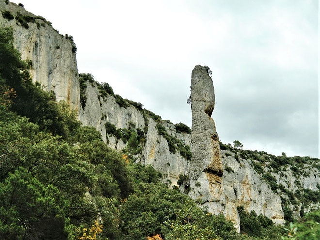 En partie supérieure de la combe de Vaumale, un grand monolithe en forme de doigt pointé vers le ciel