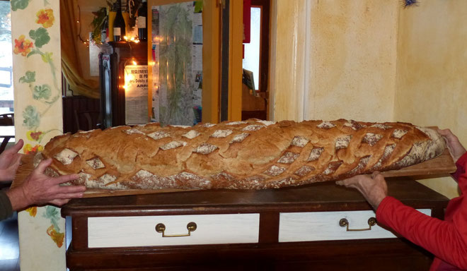 UN PETIT PAIN DE SEPT KILOS POUR LE RÉVEILLON A "LA MARTINETTE"