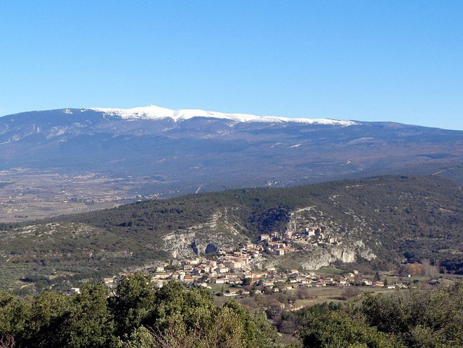Méthamis sur fond de Ventoux enneigé