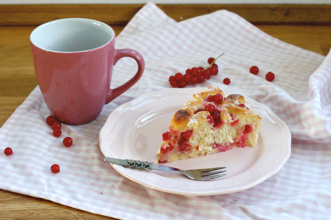 Johannisbeer-Hefeteilchen-Kuchen