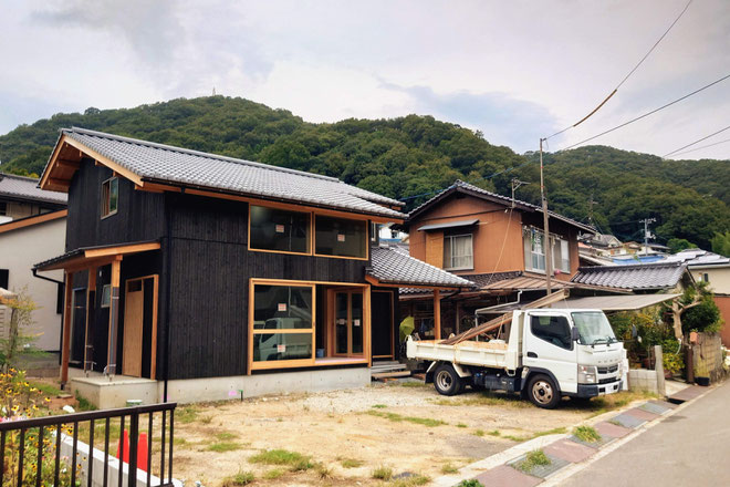 焼杉板の外壁にいぶし瓦