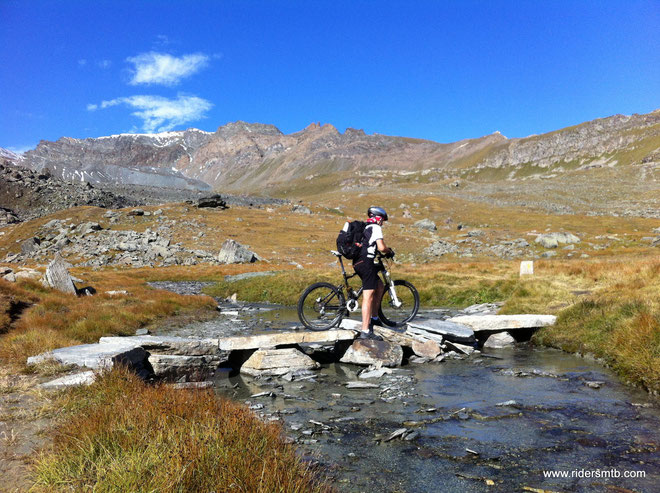 attraversiamo l'affluente del Savara e con bici al fianco affrontiamo i 200 metri di DSL che ci separano dalla cima