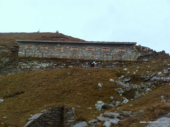 arrivati al Colle Barant costeggiamo il rifugio omonimo chiuso