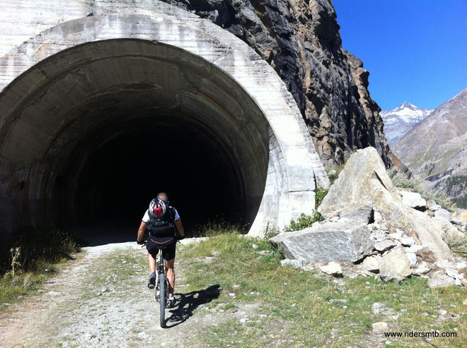 dopo esserci scaldati su 5 km di asfalto con pendenze gradevoli, a Pont imbocchiamo la strada bianca con galleria annessa 