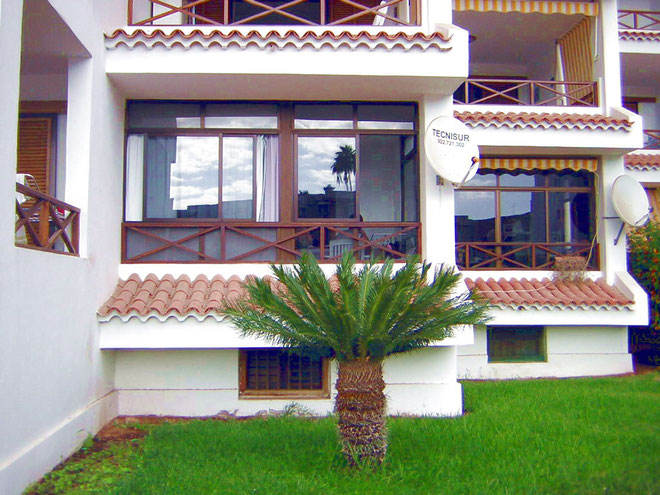 Überdachter Balkon mit Blick auf den Pool im Los Christianos auf Teneriffa