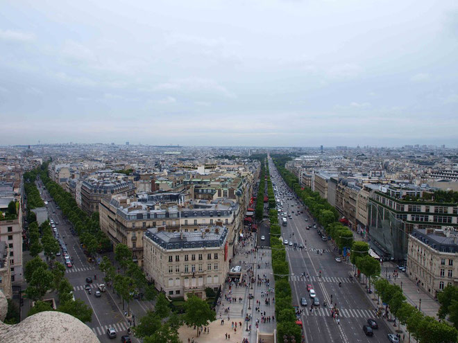 Photo : A.Zois 2010 - view from the top looking down Champs-Elysees ( right )