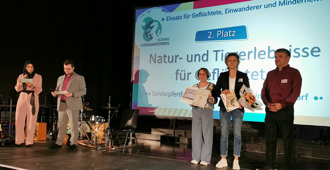 Kassenwartin Bettina Schroll (3. v.l.) und Vereinsvorsitzende Lydia Pache (4. v.l.) nahmen den Preis für die Seniorpferde entgegen.