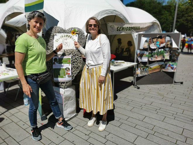 Vereinsvorsitzende Lydia Pache (l.) im Gespräch mit Bezirksbürgermeisterin Klaudia Zepuntke