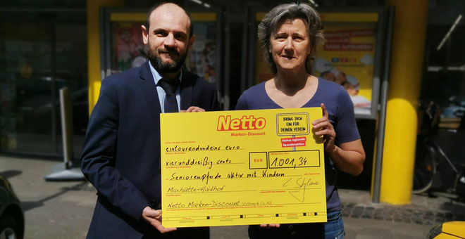 Filialleiter Eugen Filtschenko überreicht Lydia Pache den Spendencheck von Netto