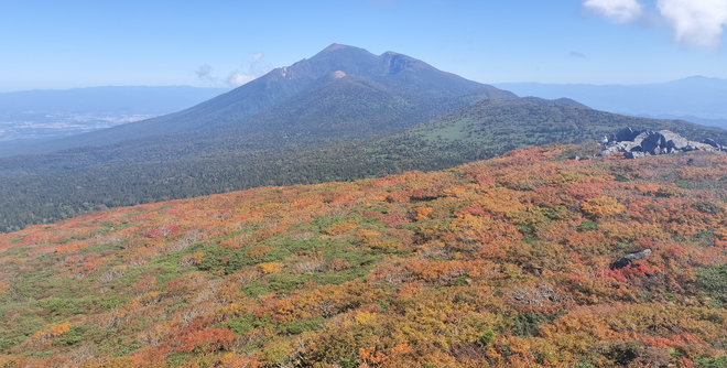三ツ石山山頂より岩手山を望む。赤・オレンジ・黄色・緑のグラデーションが素晴らしい。2025/9/28撮影