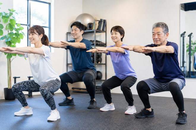 30代～60代の男女がスクワット