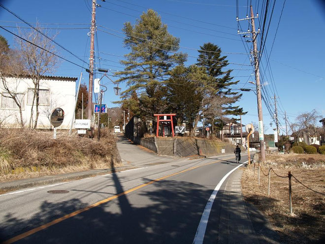 （駐車場は）ここの鳥居を左に入る