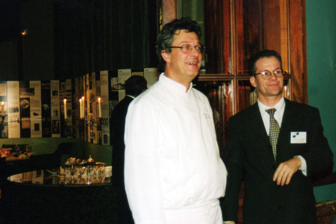 Thierry Fremaux et le chef cuisinier, accueillant les invités,  lors de l'inauguration de la nouvelle salle de cinéma - Institut Lumière - Lyon - 1998 © Anik COUBLE