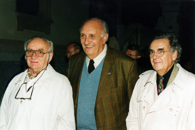 Pierre Tchernia  au centre et Bernard Pivot, à sa droite,  lors de l'inauguration de la nouvelle salle de cinéma - Institut Lumière - Lyon - 1998 © Anik COUBLE