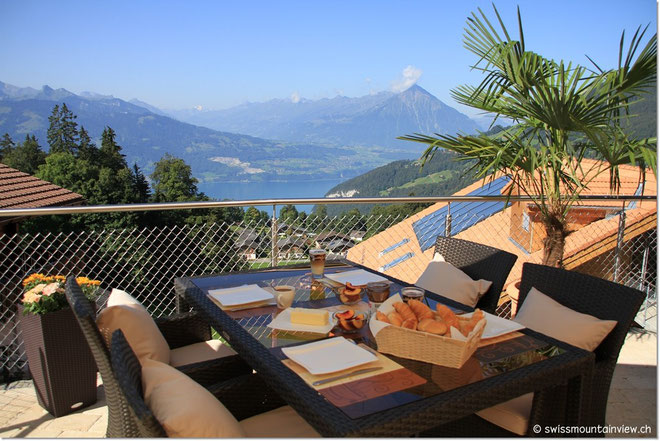 Frühstück mit traumhaftem Ausblick und Ruhe pur auf der neuen Terrasse.