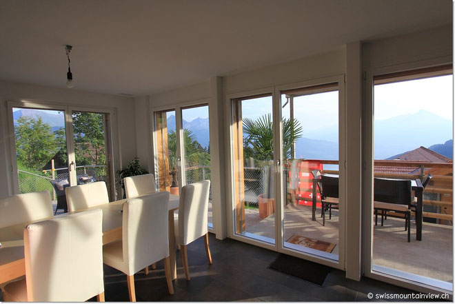 von der Küche und dem Wohnzimmer.