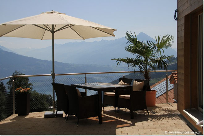 Auch am Nachmittag kann man viele Sonnenstunden auf der Terrasse geniessen.