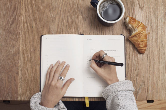 escribiendo mientras desayuna una mujer