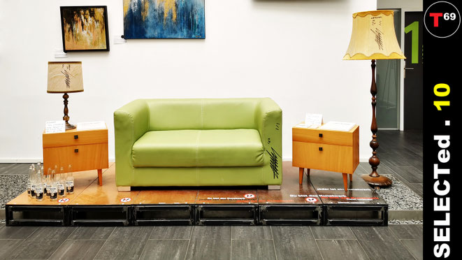 2023: Sofa [SOLD!], Nachttischkästchen [SOLD!], Lampen, Corona Flaschen - je 69,00€ - signiert, nummeriert