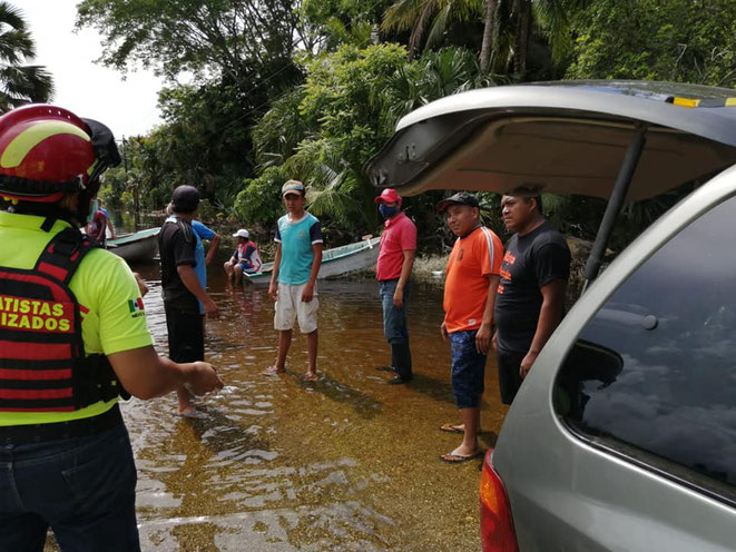 Mas de 20 elementos de la agrupación Rescatistas Motorizados Quintana Roo, arriba a la  comunidad de San Andrés. 