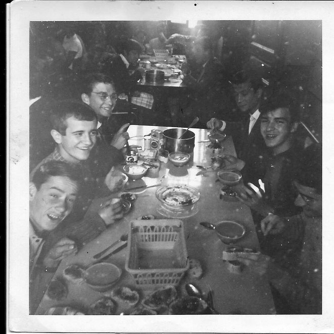                                  Notre table de réfectoire pendant des années... Pierre B, Etienne G, Gilles U, Jean-Louis A, Pierre-Jean R, Paul Louis A et Michel B le photographe assis sur le radiateur .