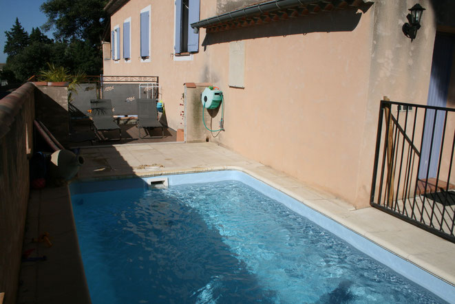 Au pied des dentelles de Montmirail, implantée à 400 m du centre du village, nous vous accueillons dans notre maison  pour partager un instant de vie et vous ressourcer au soleil de Provence.