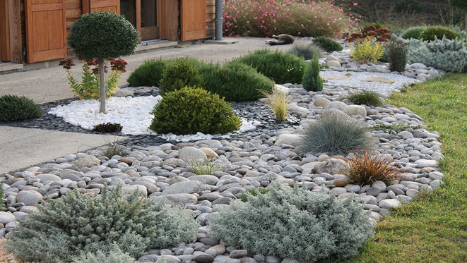 Steingarten anlegen. Kies, Schotter und Felsen im Garten Naturgarten