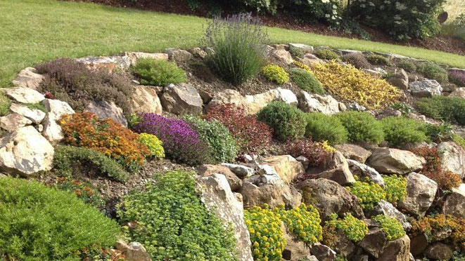 Steingarten anlegen. Kies, Schotter und Felsen im Garten Naturgarten