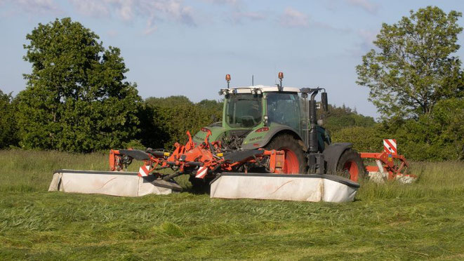 Traktor mit drei Mähwerken